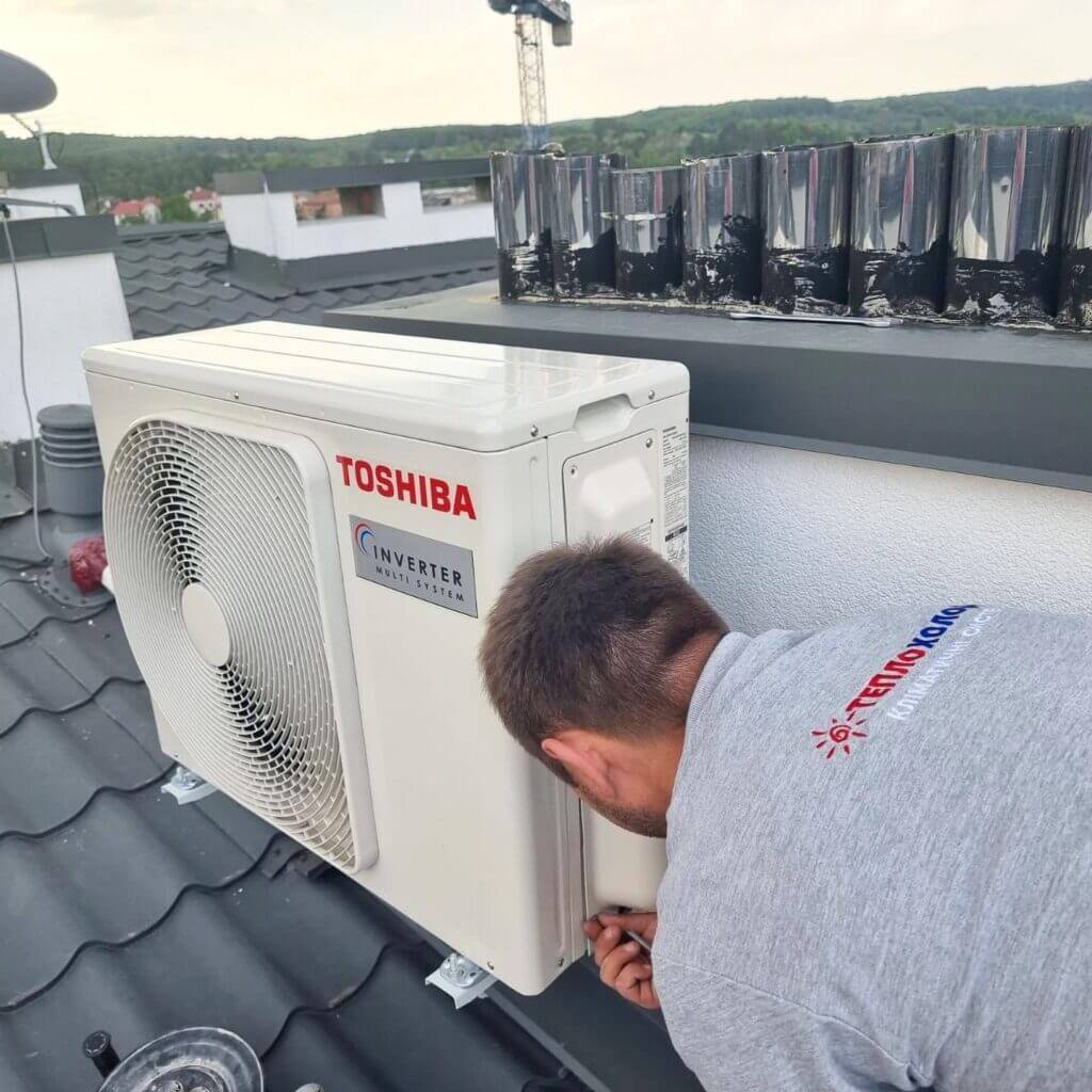Майстер Теплохолод встановлює зовнішній блок Toshiba